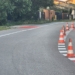 Nowa organizacja ruchu rekompensuje brak chodnika. Oryginalny pomysł na jednej z piotrkowskich ulic