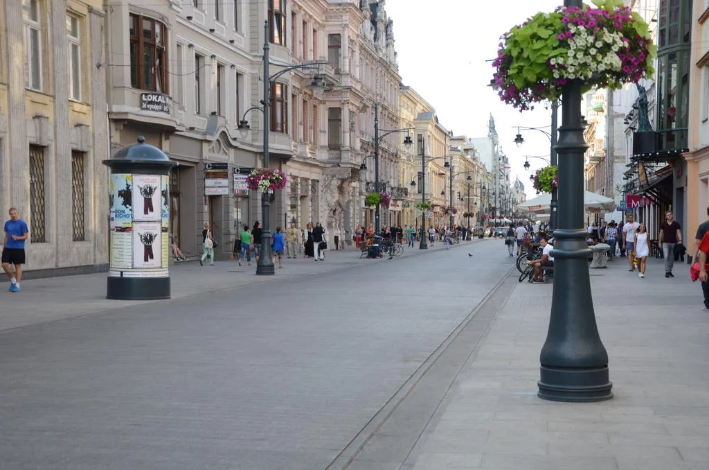 Coraz więcej kierowców nielegalnie przejeżdża przez Piotrkowską. "Straż miejska powinna tutaj stać i wyłapywać"