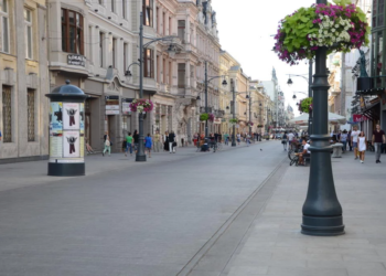 Coraz więcej kierowców nielegalnie przejeżdża przez Piotrkowską. "Straż miejska powinna tutaj stać i wyłapywać"