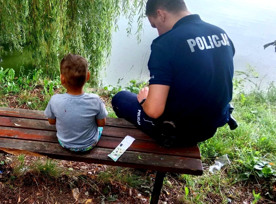 Policjanci w Rawie Mazowieckiej uratowali przemarzniętego 4-latka! Jego ojciec był poszukiwany 1 Policjanci w Rawie Mazowieckiej uratowali przemarzniętego 4-latka! Jego ojciec był poszukiwany