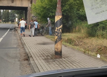 Rajd na hulajnodze skończył się na słupie. 17-latek z urazem głowy i kręgosłupa wylądował w szpitalu