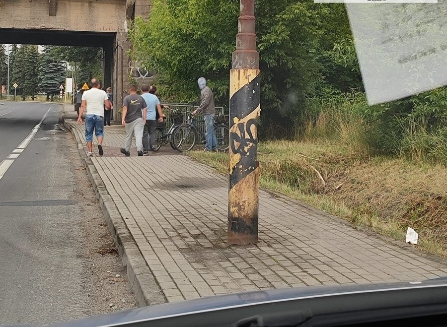 Rajd na hulajnodze skończył się na słupie. 17-latek z urazem głowy i kręgosłupa wylądował w szpitalu 1 Rajd na hulajnodze skończył się na słupie. 17-latek z urazem głowy i kręgosłupa wylądował w szpitalu