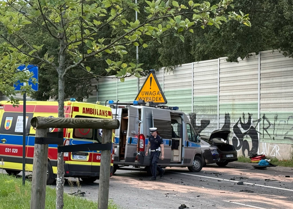 Groźny wypadek na alei Włókniarzy. Zderzenie dwóch osobówek