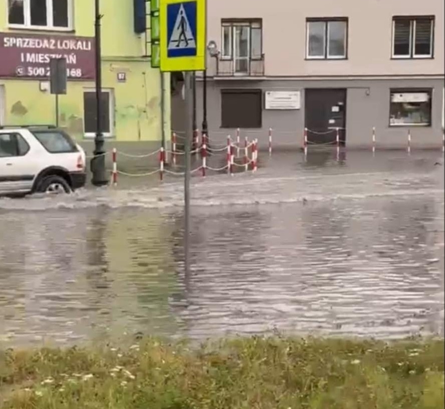 Ulewa przeszła nad Piotrkowem Trybunalskim. Zalało tzw. Ryneczek