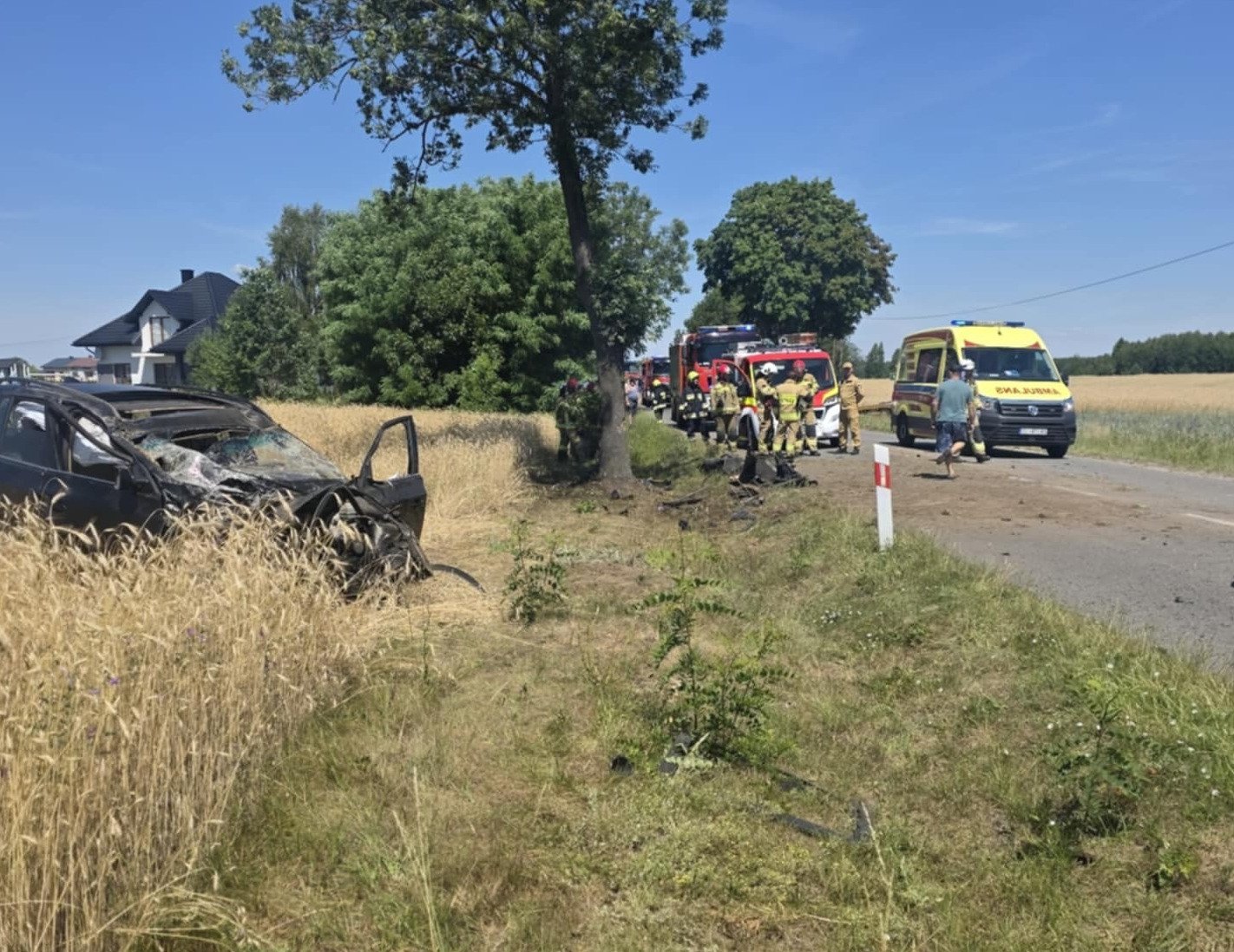 Dachowanie osobówki na DW742 w gminie Sulejów