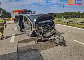 Wypadek na A1 w kierunku Katowic. Bus wypadł z drogi i uderzył w bariery