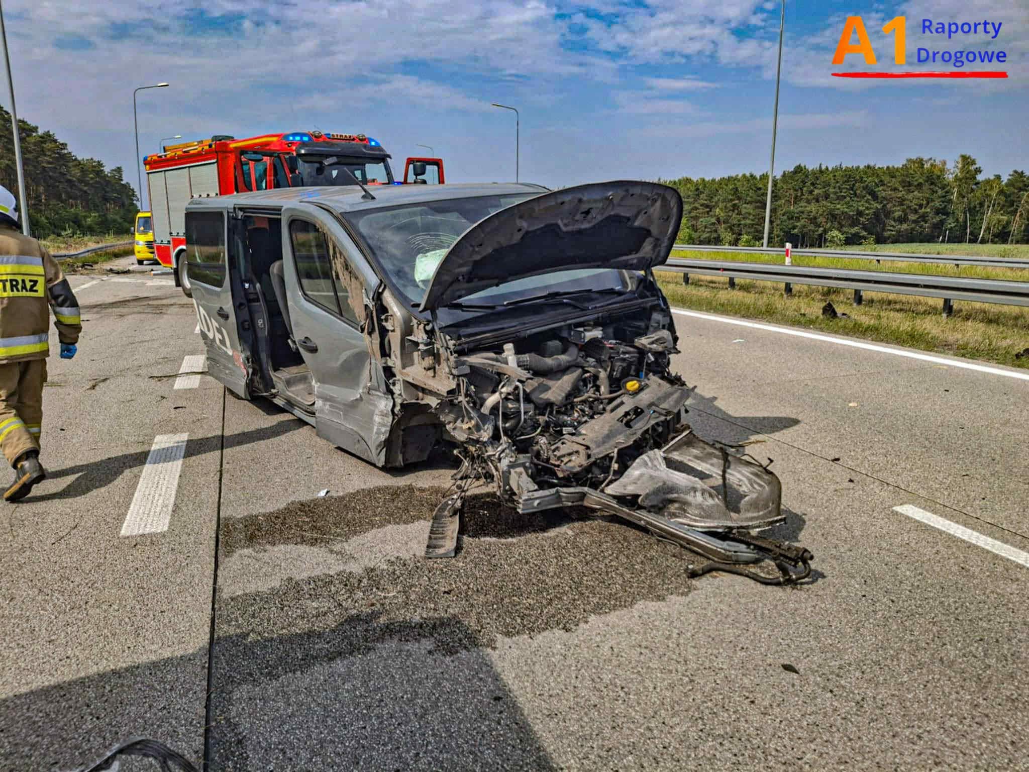 Wypadek na A1 w kierunku Katowic. Bus wypadł z drogi i uderzył w bariery
