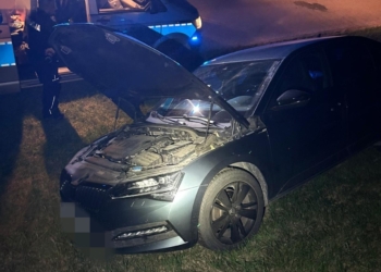 Auto utknęło na skarpie. Prowadziła je pijana matka