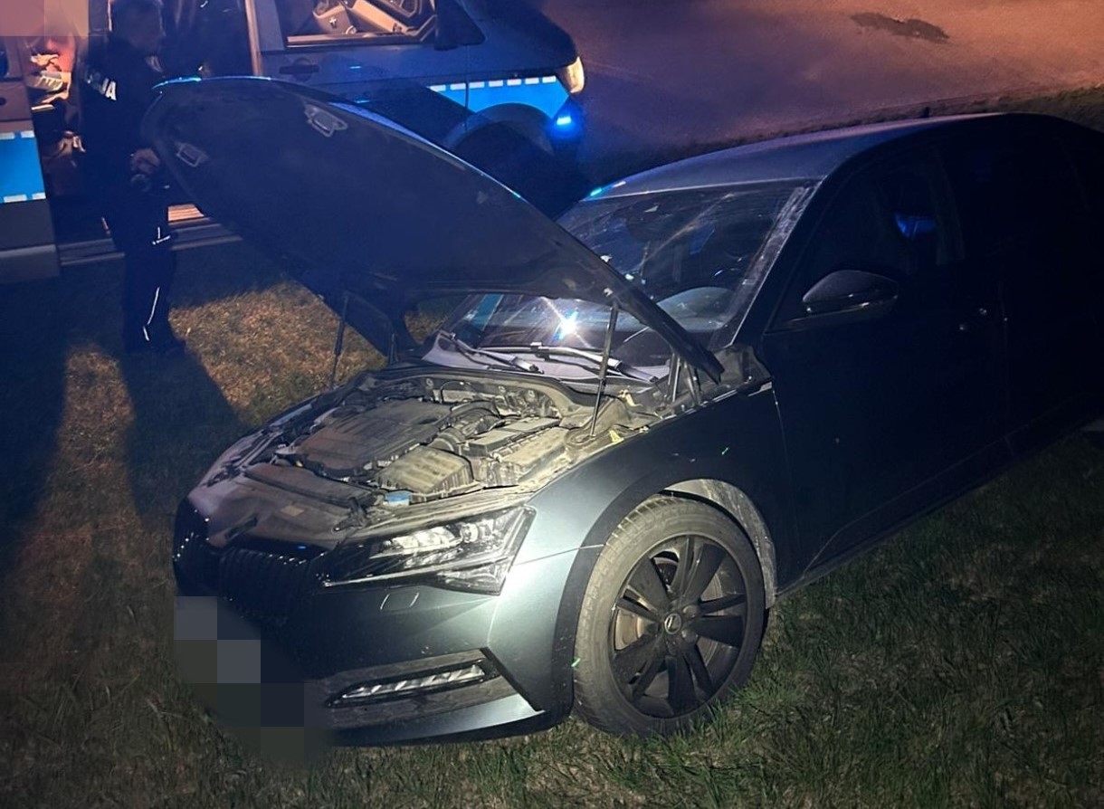 Auto utknęło na skarpie. Prowadziła je pijana matka