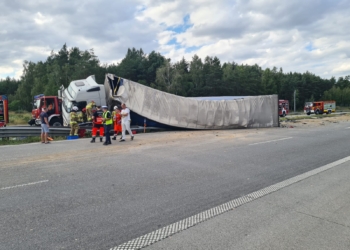 Wypadek na A1: Ciężarówka przewróciła się na samochód – ranny chłopiec. Ruch w obu kierunkach odbywa się tylko jednym pasem