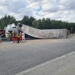 Wypadek na A1: Ciężarówka przewróciła się na samochód - ranny chłopiec. Ruch w obu kierunkach odbywa się tylko jednym pasem 5 Wypadek na A1: Ciężarówka przewróciła się na samochód – ranny chłopiec. Ruch w obu kierunkach odbywa się tylko jednym pasem