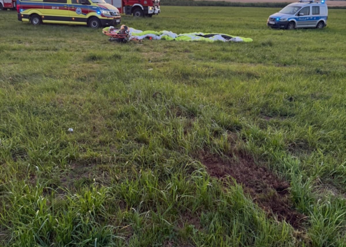 32-letni paralotniarz spadł na ziemię z dużej wysokości. Trafił do szpitala