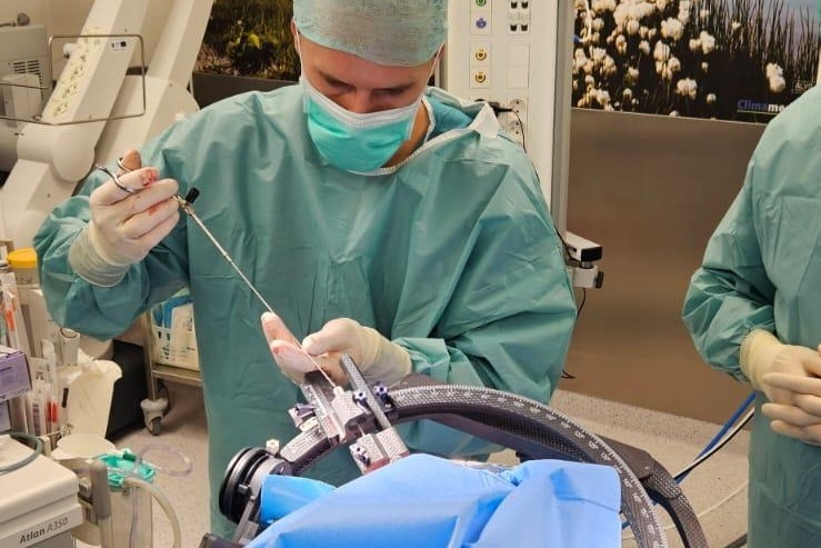 Nowatorska operacja w Sieradzu. Precyzyjny sprzęt pomógł usunąć guza mózgu