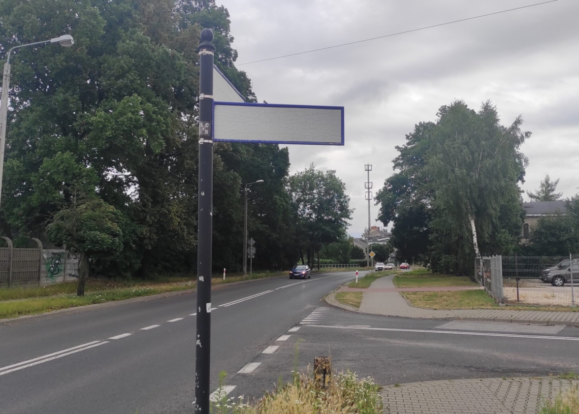 Nieczytelne tabliczki z nazwami ulic w Pabianicach. „Widać tylko białą plamę”