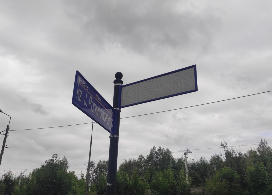 Nieczytelne tabliczki z nazwami ulic w Pabianicach. „Widać tylko białą plamę”