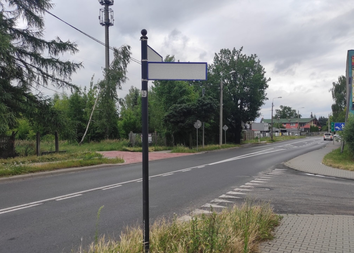 Nieczytelne tabliczki z nazwami ulic w Pabianicach. „Widać tylko białą plamę”
