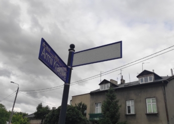Nieczytelne tabliczki z nazwami ulic w Pabianicach. "Widać tylko białą plamę" 3 Nieczytelne tabliczki z nazwami ulic w Pabianicach. "Widać tylko białą plamę"