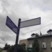 Nieczytelne tabliczki z nazwami ulic w Pabianicach. "Widać tylko białą plamę"