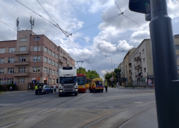 Zderzenie tramwaju z ciężarówką na skrzyżowaniu Narutowicza z Kopcińskiego [ZDJĘCIA]