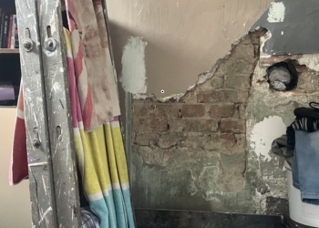 Od lat mieszkają w lokalu z rozkutą, wilgotną ścianą. Co zrobi miasto?