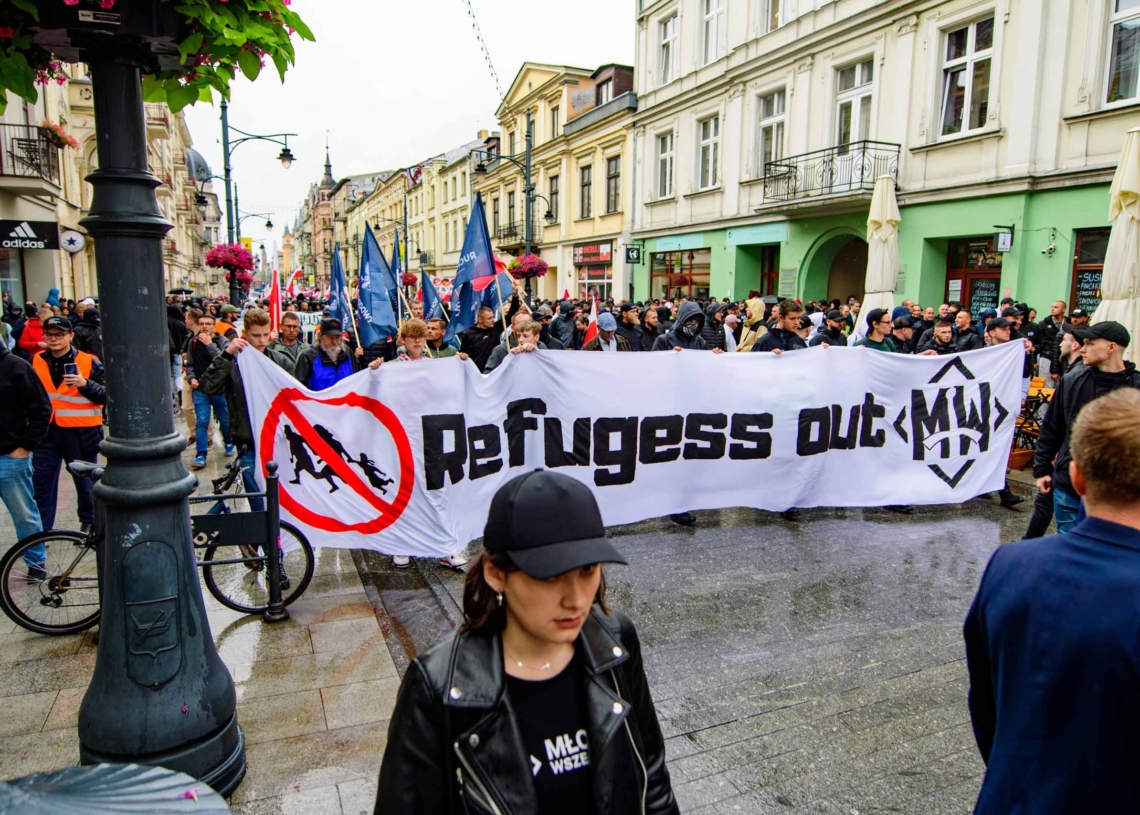 Pikieta antyimigracyjna Konfederacji. Przeciwnicy twierdzą, że promuje mowę nienawiści 1 Pikieta antyimigracyjna Konfederacji. Przeciwnicy twierdzą, że promuje mowę nienawiści