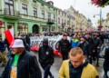 Marsz antyimigracyjny w Łodzi. Na Piotrkowskiej zebrali się narodowcy i kibice [ZDJĘCIA]