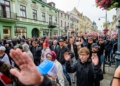 Marsz antyimigracyjny w Łodzi. Na Piotrkowskiej zebrali się narodowcy i kibice [ZDJĘCIA]