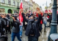 Marsz antyimigracyjny w Łodzi. Na Piotrkowskiej zebrali się narodowcy i kibice [ZDJĘCIA]