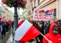 Marsz antyimigracyjny w Łodzi. Na Piotrkowskiej zebrali się narodowcy i kibice [ZDJĘCIA]