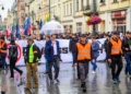 Marsz antyimigracyjny w Łodzi. Na Piotrkowskiej zebrali się narodowcy i kibice [ZDJĘCIA]