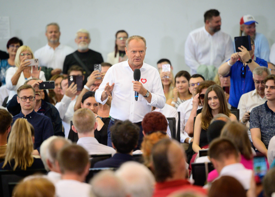 Premier Donald Tusk w Pabianicach: Stabilizacja kraju i budowa siły Polski priorytetem nowego rządu [ZDJĘCIA]