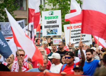 Manifestacje w centrum Łodzi. Pikieta antyimigracyjna i kontrmanifestacja [ZDJĘCIA]