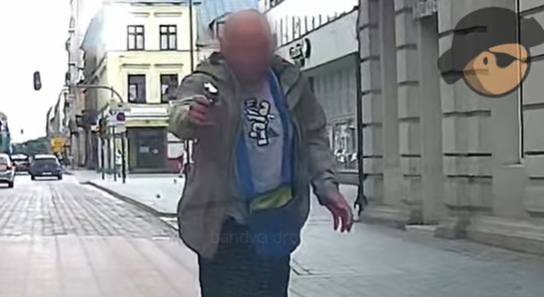 Groził bronią na ul. Jaracza. Mężczyzna usłyszał zarzuty 1 Celował z broni do kierowcy na ul. Jaracza