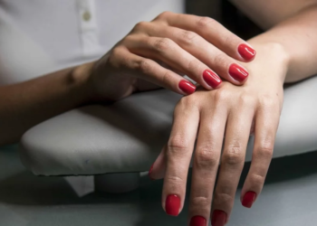 Branża beauty odpowiada na wyniki badań dot. lakierów hybrydowych. "Nie zdejmuje się stylizacji co dwa tygodnie" 10 Branża beauty odpowiada na wyniki badań dot. lakierów hybrydowych. "Nie zdejmuje się stylizacji co dwa tygodnie"