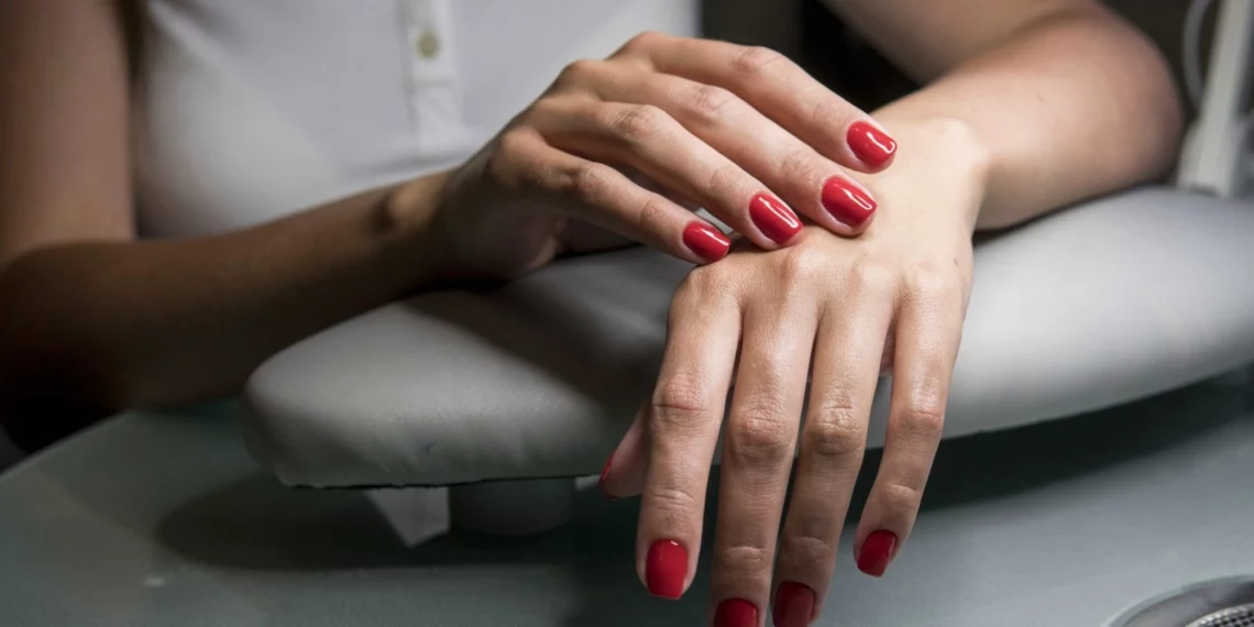 Branża beauty odpowiada na wyniki badań dot. lakierów hybrydowych. "Nie zdejmuje się stylizacji co dwa tygodnie"