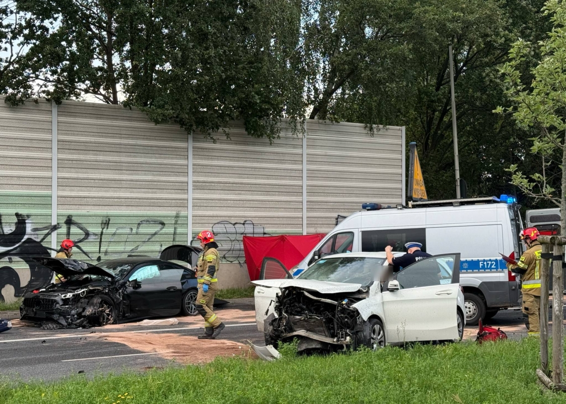 Groźny wypadek na alei Włókniarzy. Zderzenie dwóch osobówek