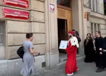 Happening młodzieżówki PO z udziałem radnej PiS-u. Mieli jej wręczyć dyplom Collegium Humamum [WIDEO]