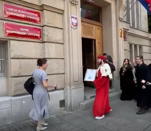 Happening młodzieżówki PO z udziałem radnej PiS-u. Mieli jej wręczyć dyplom Collegium Humamum [WIDEO]