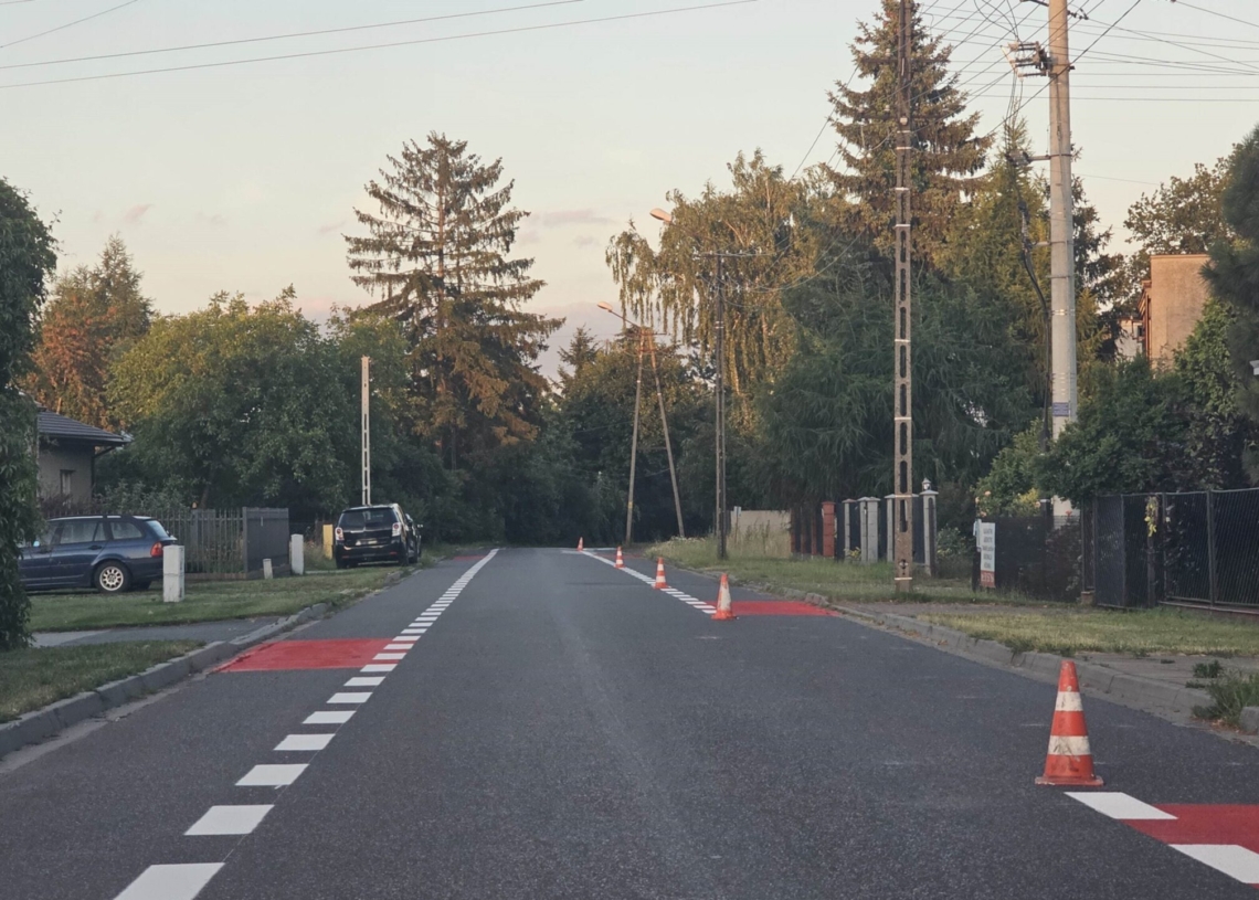 Nowa organizacja ruchu rekompensuje brak chodnika. Oryginalny pomysł na jednej z piotrkowskich ulic
