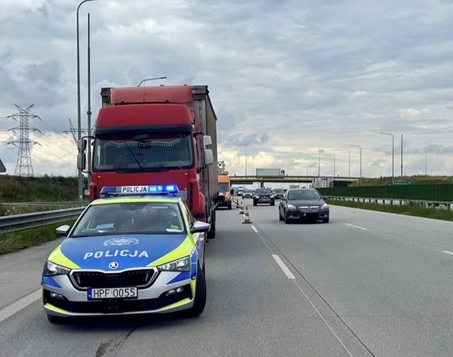 Obywatelskie zatrzymanie na autostradzie A1 w okolicach Radomska. Kierowca ciężarówki miał 2 promile alkoholu we krwi 1 Obywatelskie zatrzymanie na autostradzie A1 w okolicach Radomska. Kierowca ciężarówki miał 2 promile alkoholu we krwi