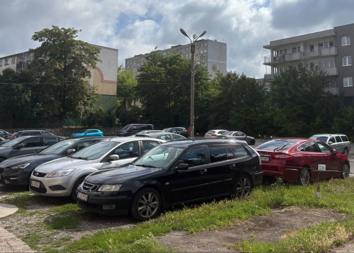 Parkingowy problem mieszkańców Karolewa. Boisko zamiast miejsca na 110 samochodów? 1 Parkingowy problem mieszkańców Karolewa