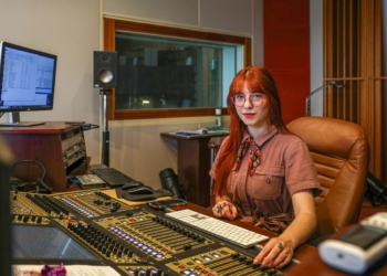 Zofia Starosta przy stole realizacyjnym, fot. Konrad Ciężki
