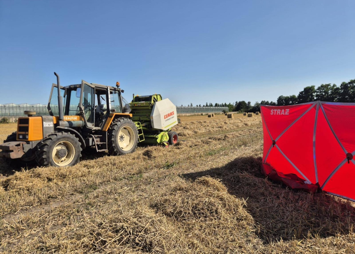 Mężczyzna wciągnięty przez prasę rolniczą. Śmiertelny wypadek w powiecie sieradzkim 1 Mężczyzna wciągnięty przez prasę rolniczą