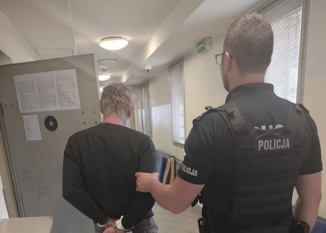 Policjanci z Sulejowa zatrzymali 62-latka. Mężczyzna był podejrzany o podpalenia i groźby 1 Policjanci z Sulejowa zatrzymali 62-latka. Mężczyzna był podejrzany o podpalenia i groźby