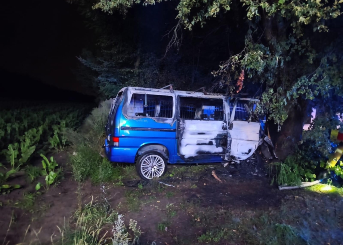 Śmiertelny wypadek w Radomsku. Mężczyzna uderzył samochodem w drzewo 1 Śmiertelny wypadek w Radomsku. Mężczyzna uderzył samochodem w drzewo