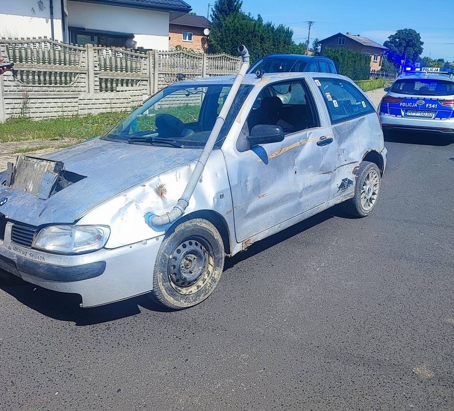 Skrajnie nieodpowiedzialne zachowanie 18-latka. Jego samochód wyglądał jak... wrak