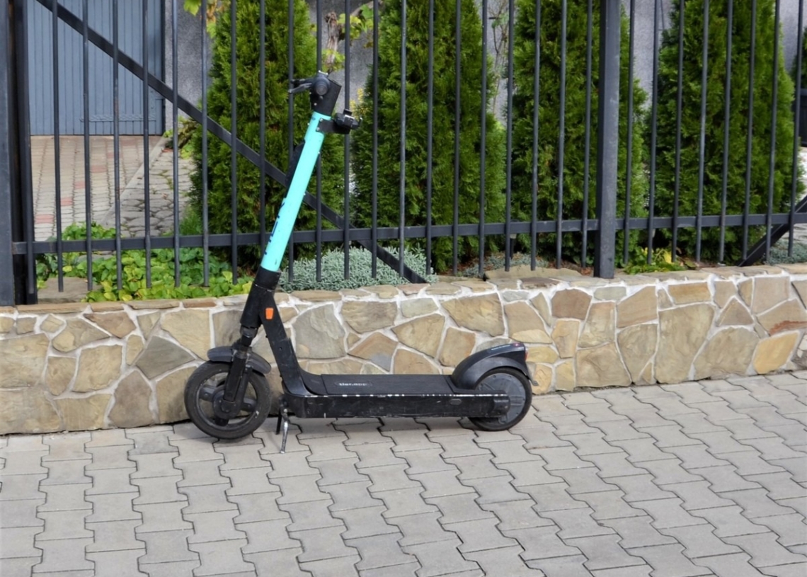 Pijany 16-latek na hulajnodze elektrycznej. Uszkodził dwa samochody 1 Pijany 16-latek na hulajnodze elektrycznej