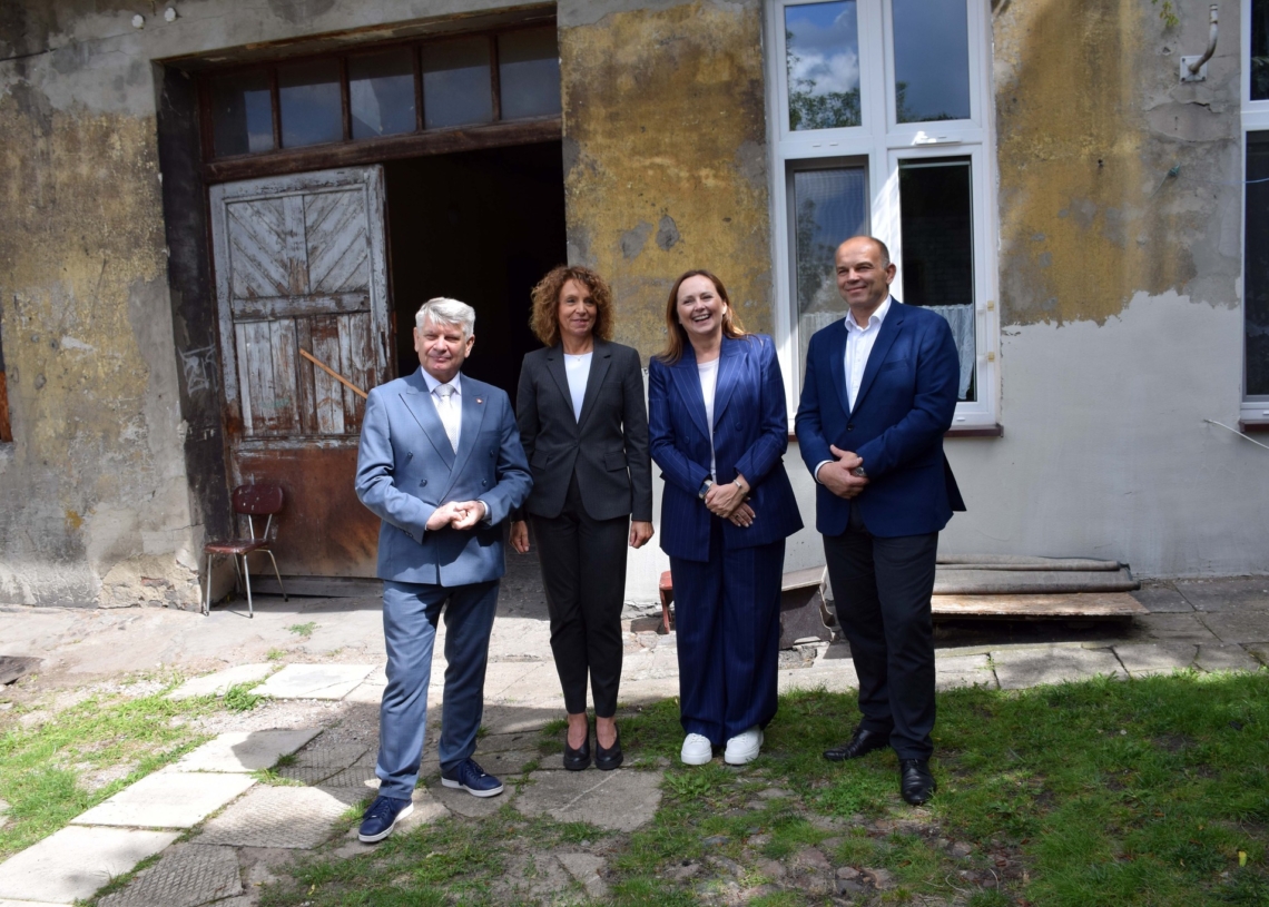 Modernizacja dwóch łaskich kamienic przy ulicy Warszawskiej. Powstanie nawet... biblioteka pod chmurką