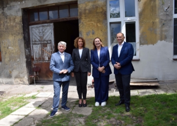 Modernizacja dwóch łaskich kamienic przy ulicy Warszawskiej. Powstanie nawet... biblioteka pod chmurką