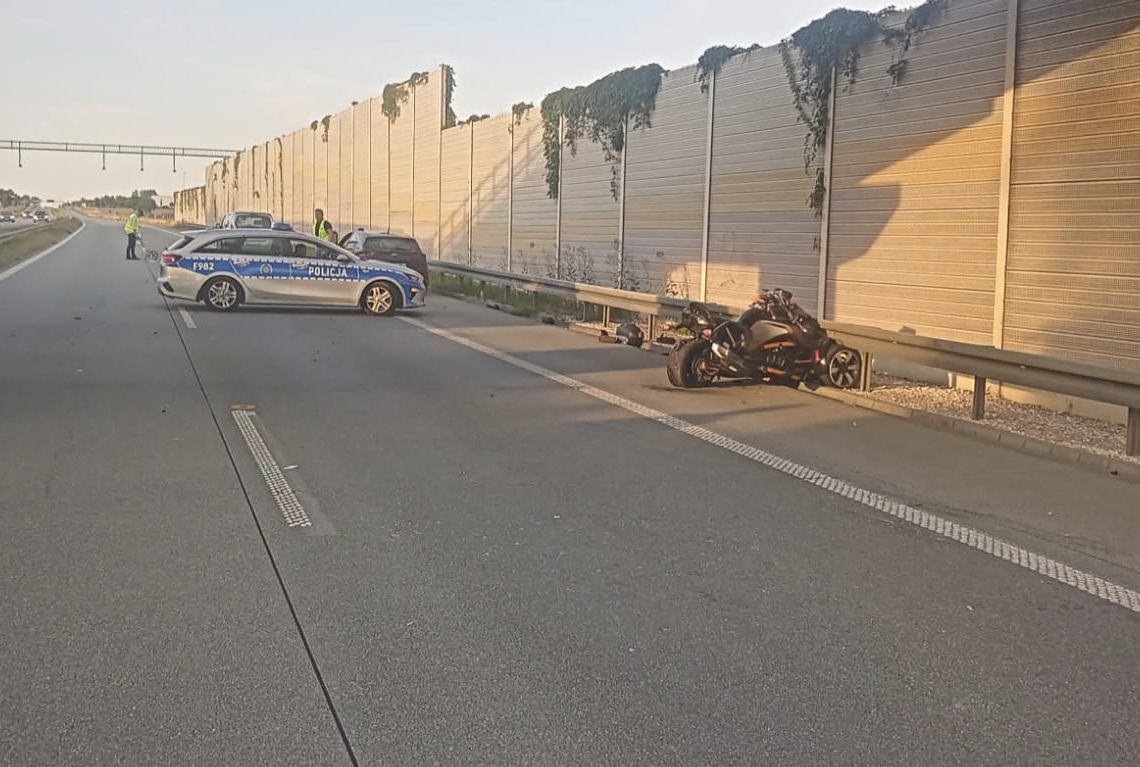 Śmiertelny wypadek na S8 w Łódzkiem. Nie żyje motocyklista. Droga w kierunku Warszawy jest zablokowana